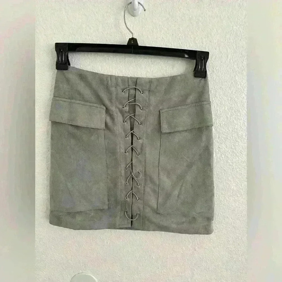 Runaway Faux Suede Mini Jackie Skirt Size 4 - Picture 3 of 14